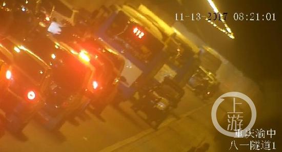 d4ea14c81ff9ea22f56ff6f48c310b24.jpg △监控截图中民警努力推车的背景。