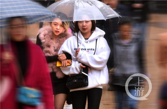 周末冷空气悄然抵达主城,除了阴雨主城更是刮起了寒风,仿佛“一秒入冬”。