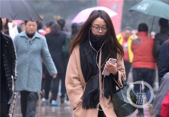 专家提醒,气温下滑明显,市民需注意添加衣物防寒保暖。