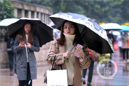 初雪过后,气温继续下滑,重庆多地最高气温均跌至10℃以下。