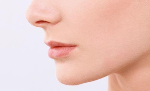 鼻子挤出白色分泌物是什么