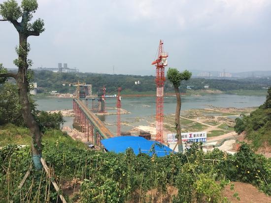 (正在建设的水土嘉陵江大桥)