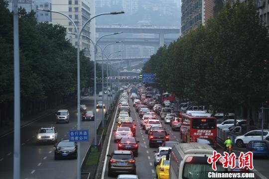 图为重庆街头行驶的车辆。 陈超 摄