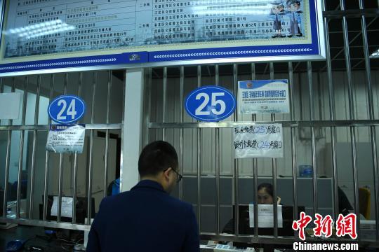 图为重庆主城区一车管所路桥费收费窗口。 陈超 摄