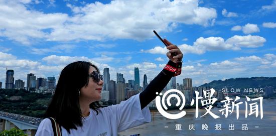 △一美女与重庆蓝同框。
