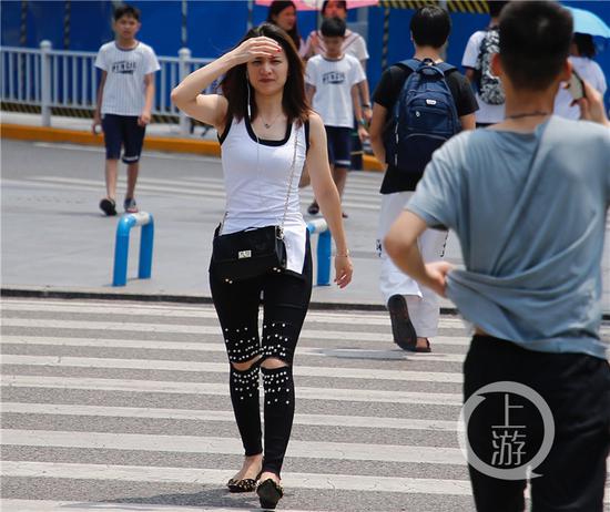 424211fb3e173f1a2d22d288291cb95a.jpg △炎炎烈日下的行人。