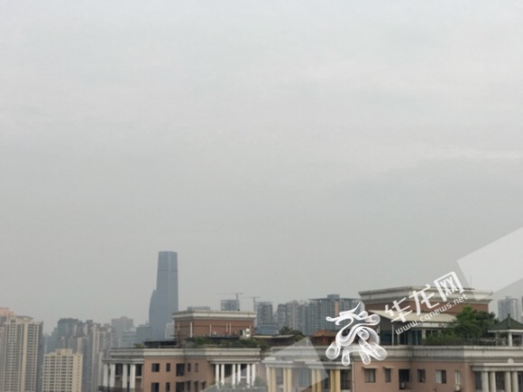 上午阳光躲进云雾后,气温稍有降低。记者 李裕锟 摄