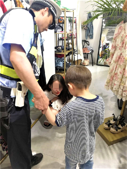 在警察叔叔的帮助下,孩子回到了妈妈身边。沙坪坝警方供图