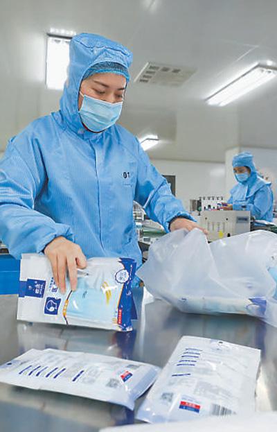 近日,各地口罩生产企业抓紧生产,全力增加市场供应。图为浙江省德清县一家口罩企业生产车间,工作人员在包装口罩。 王 正 王 珏摄影报道(影像中国)