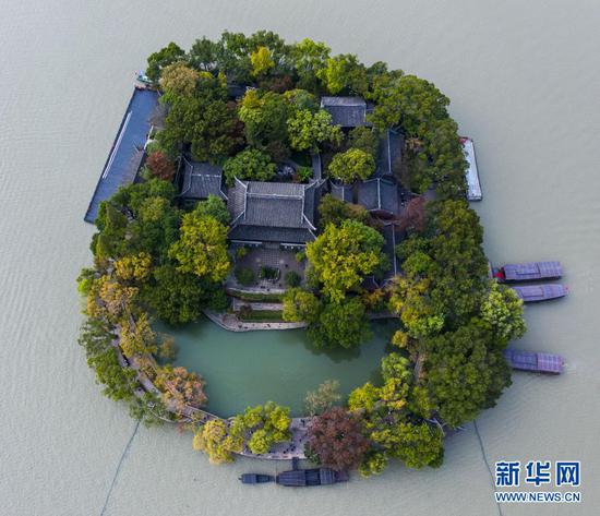 空中俯瞰嘉兴南湖湖心岛(无人机照片,2020年10月27日摄)。新华社记者 徐昱 摄