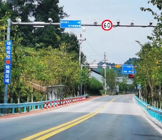 草统路周家山大桥非现场治超点 欧云霄 摄