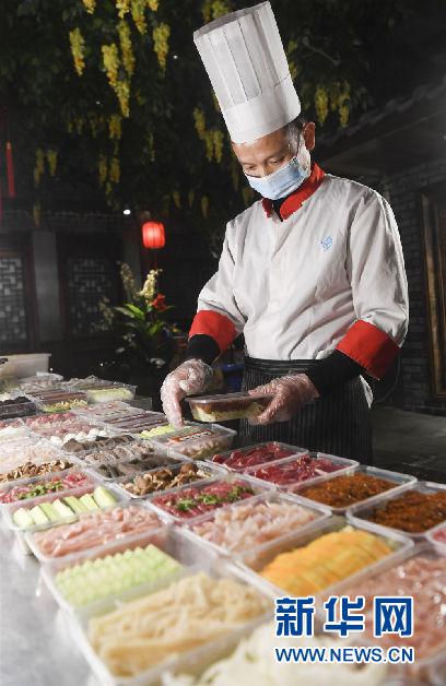 重庆一家火锅店的工作人员在准备外卖菜品。