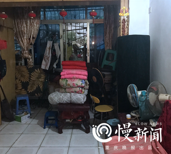 杨玉生家的客厅
