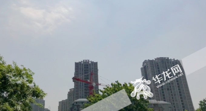 璧山区,白云飘在蓝天上,气温升高明显。记者 李裕锟 摄