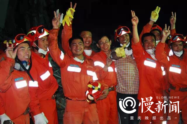 △终于营救出可乐男孩,战友们拍了张合影,谭明华(最左)