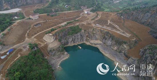 整治前的渝北区境内铜锣山区域碎石开采形成的矿坑。重庆市规划自然资源局供图