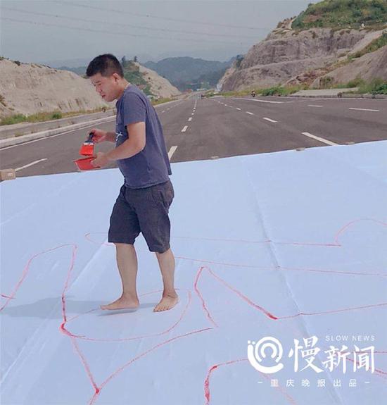 球迷制作巨型海报