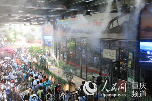 景区开启喷淋系统解暑。重庆长江索道景区供图