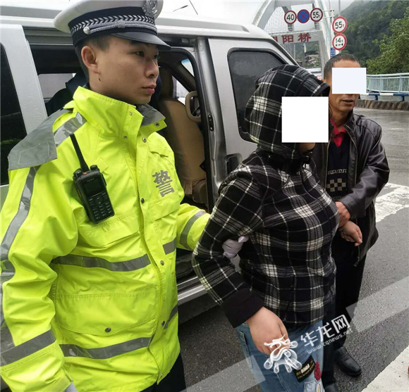 民警扶着一度试图轻生的女子(中)。北碚警方供图 华龙网发