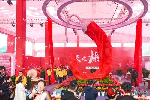 火锅文化正不断延伸,火锅的延伸食品、艺术品也在火锅节上亮相。 邹乐 摄