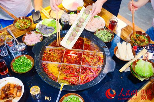九宫格火锅是重庆火锅极具代表性的形态。 邹乐 摄