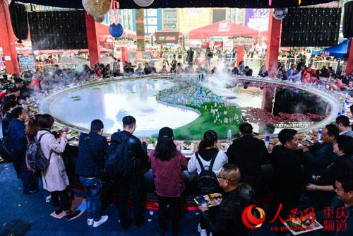 德庄的“天下第一大火锅”是火锅节上的“明星”。邹乐 摄