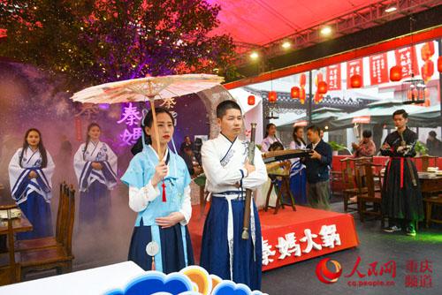 火锅节上,古装模特迎宾,打造了出诗情画意的火锅场景。邹乐 摄