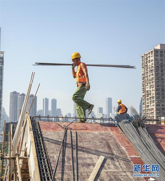 8月28日,工人在重庆十八梯传统风貌改造项目现场施工。新华社记者 黄伟 摄