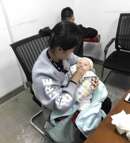 ▲大云派出所民警正在照看吸毒人员的孩子
