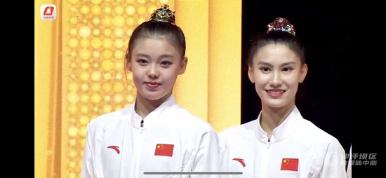 丁欣怡(左)