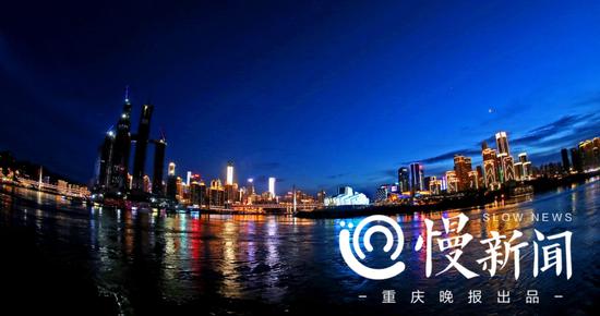 △晚8点30分,蓝色天幕下的重庆之夜。