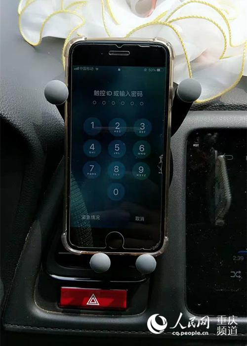 当驾驶人在路口等候通行过程中,即使是用固定支架操作手机仍会被抓拍。