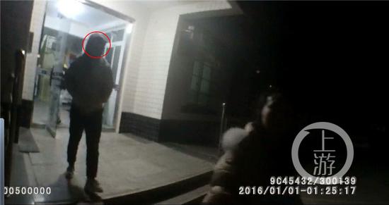 2f7622fbccd6a813c517ba5c0fe62395.jpg △在异地派出所,民警将女儿小玲交给秦先生。