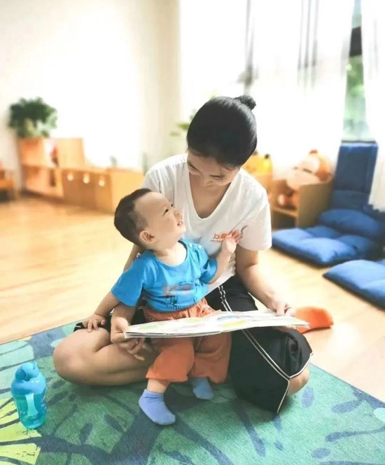 育儿老师带孩子读绘本。受访者供图