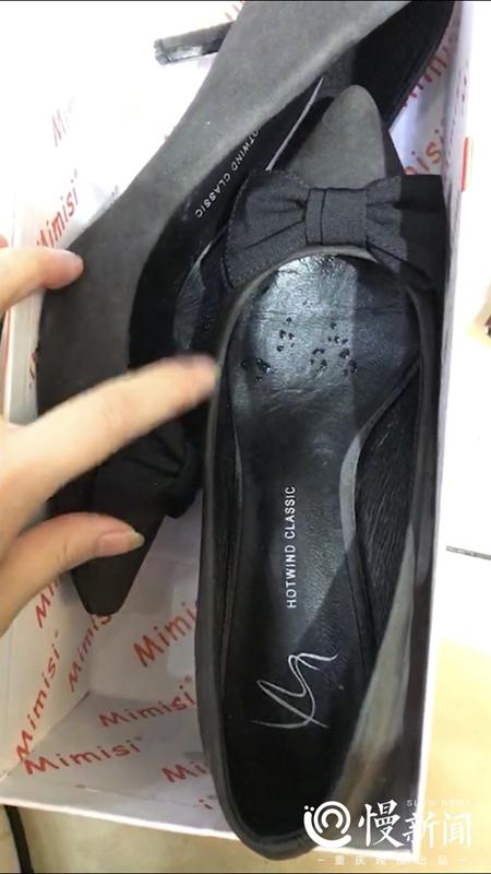 △为了救人,曾女士的鞋子进了水