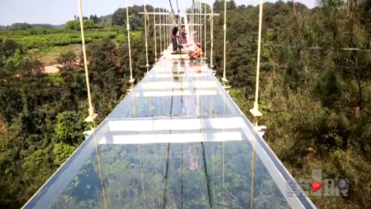 再添刺激好玩法 5D全景式玻璃桥下月将开门迎