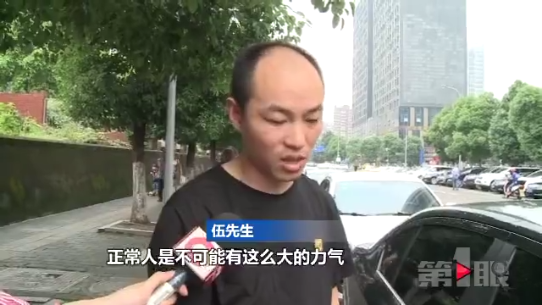 重庆市政停车位20多辆车一夜间被毁 肇事者破