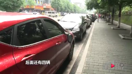 重庆市政停车位20多辆车一夜间被毁 肇事者破