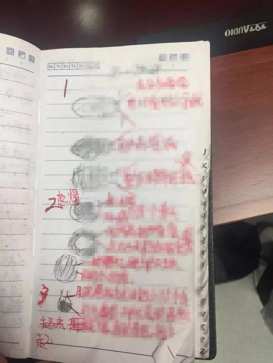 △手抄笔记本足足有32页,里面“图文”并茂