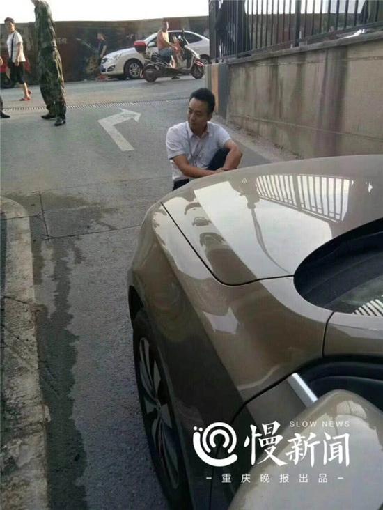 小区物管经理以身挡车