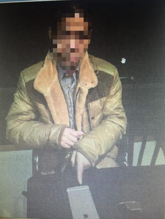 52333bde09c5da09ccfa1695d77caa8a.jpg 兰某指认盗窃的手机 渝中警方 供图