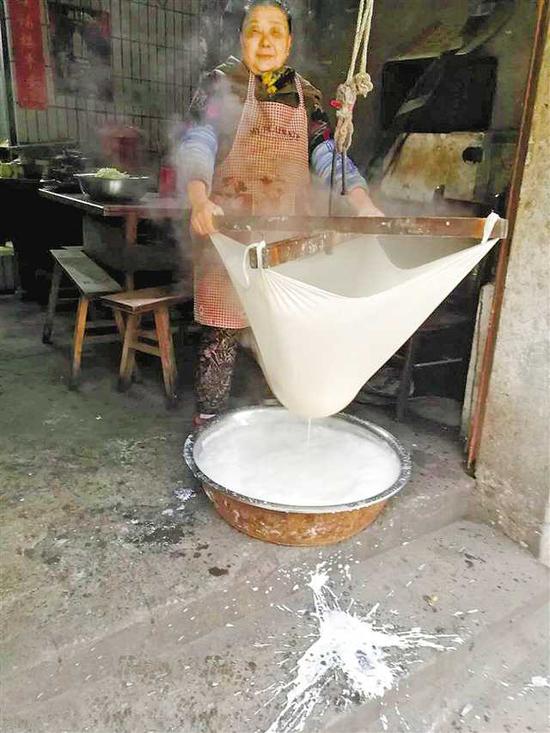 餐馆女老板刘仁群拍摄的作品。