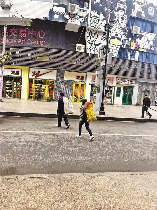 邓学平拍摄的街景。(展览主办方供图)