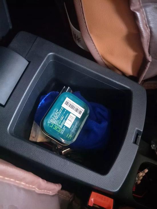 扶手箱里也能装钱