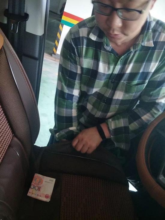 黄鑫 正在“交代”藏在座位下的钱