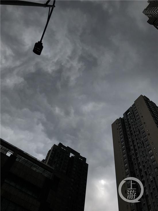4732f352818fcaf7b432dfa1d92791be.jpg △暴雨来临前,主城上空乌云密布。
