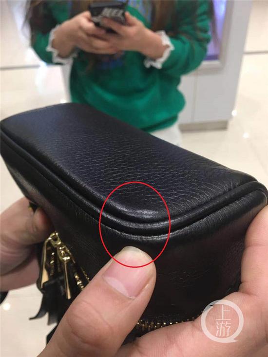 李女士称她的新包被撞出轻微擦痕