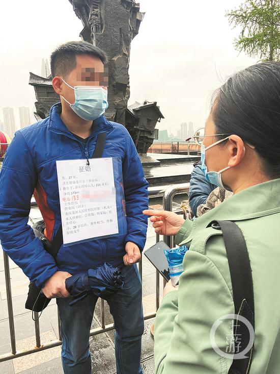 707f6fb96834207515f1a98a5fd8ebf4.jpg 单枪匹马来相亲角为自己寻幸福的小陈。