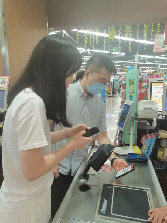 ▲科学城居民使用数字人民币购物。受访单位供图