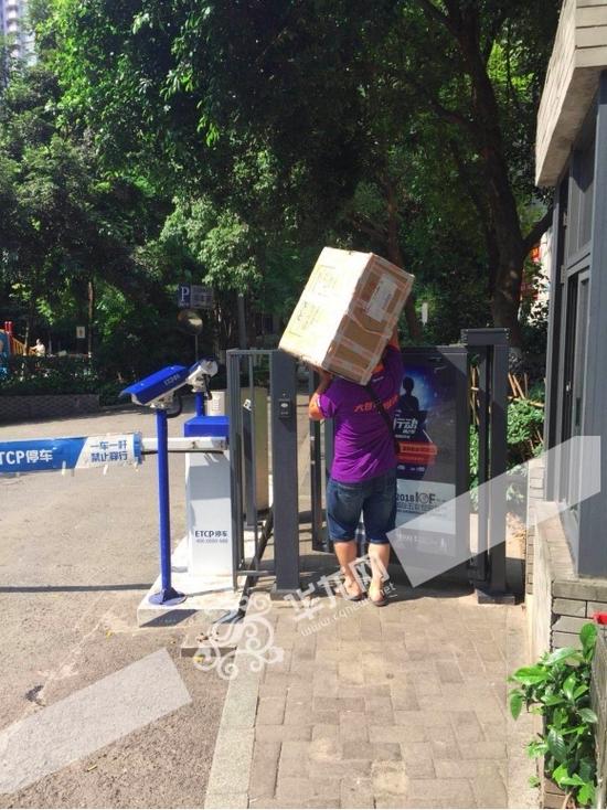 快递小哥将快递放入代收点 见习记者 覃政 摄